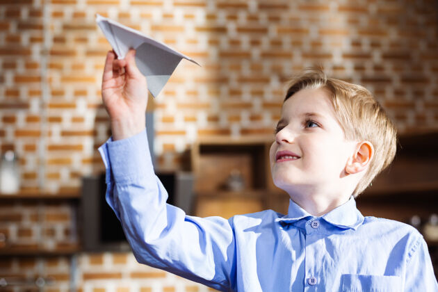 书桌积极的小男孩在厨房里玩纸片的画像爱好房子美丽
