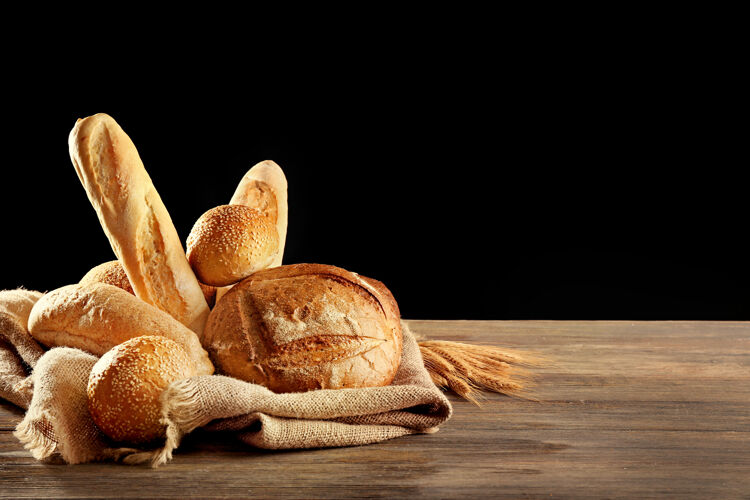 燕麦黑暗中的新鲜面包烘焙各种面粉