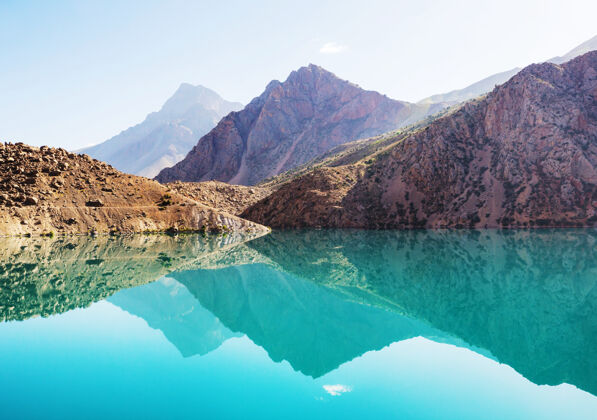 自然美丽宁静的湖泊在芬斯山脉（帕米尔的分支）在塔吉克斯坦全景景色和平