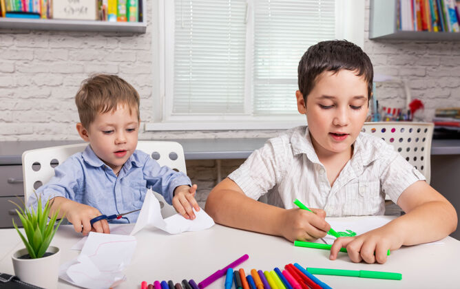 铅笔孩子们在家一起画画孩子们在幼儿园画画两个人马克笔兄弟姐妹