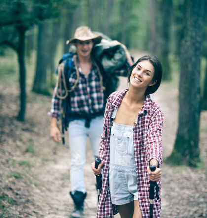 关系情侣徒步旅行过夜或野餐游客概念情侣旅游设备情侣木头野营