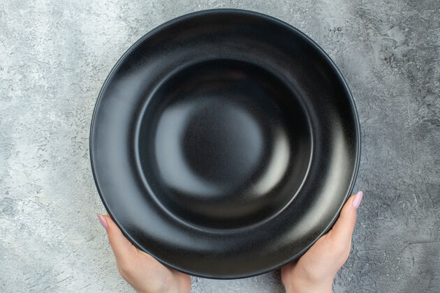 煎锅手持黑色餐具的特写镜头设置在孤立的灰色冰面上 有自由空间声音炊具Up