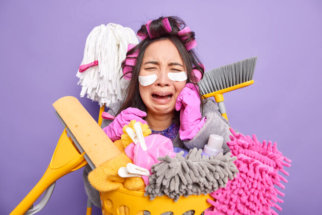 设备家庭主妇用卷发器做发型 戴眼罩 做美容 做家务 用清洁工具 洗衣服不安女哭泣