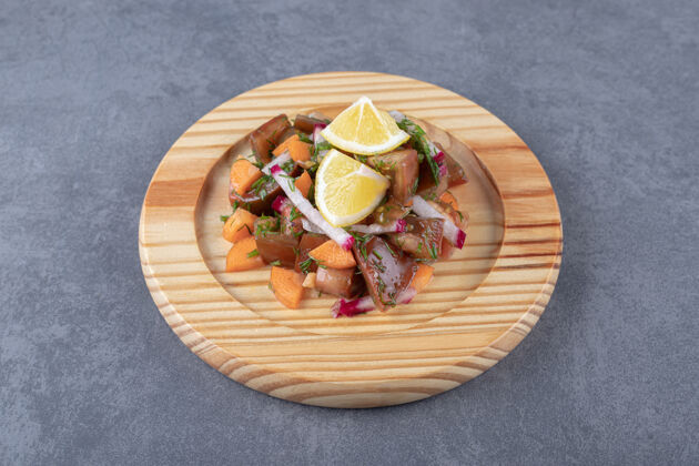 美味一种蔬菜放在木板上 放在大理石表面上风味新鲜营养