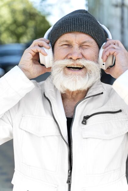 老年人戴着耳机的快乐男人生活方式男人老年人