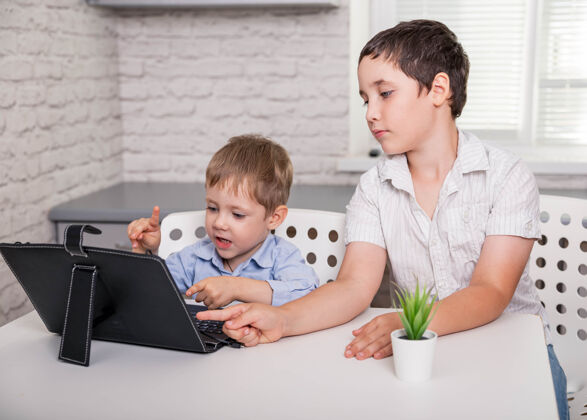 学生小男孩在客厅里学习在线课程 呆在家里远程会议教育