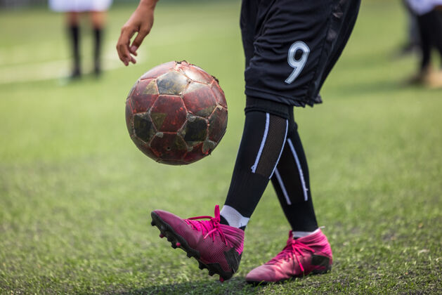 水平对足球男孩进行训练 用泰国当地的足球技巧体育孩子杂耍