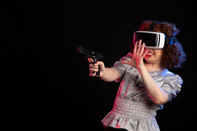 音乐家年轻女性戴着虚拟现实耳机与枪视觉科技游戏视频视觉视频科技