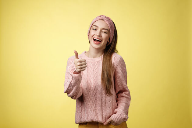 年轻穿粉红色毛衣的女人大学消费者女性