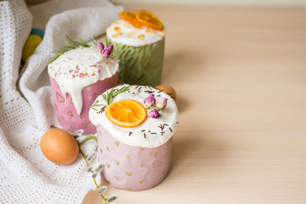 鸡蛋木制桌子上装饰着橘子和鸡蛋的复活节蛋糕复活节快乐面包房季节面包