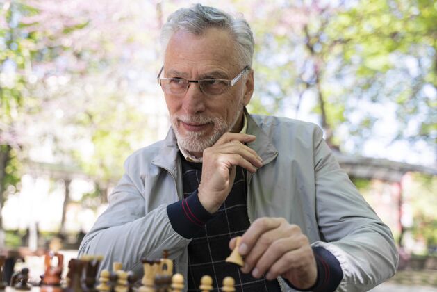 老年人笑脸人下棋中枪男人老年人游戏