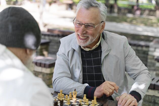 国际象棋近距离朋友下棋游戏老年人退休