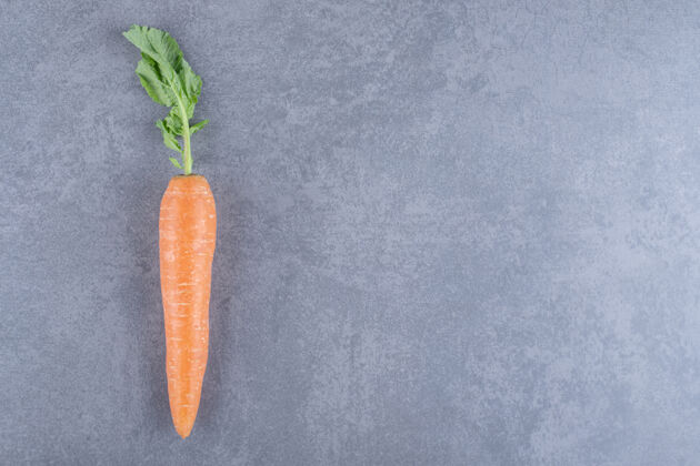 农业成熟的有机胡萝卜 放在大理石表面美味蔬菜生的