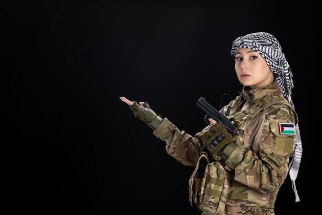 战士穿军装的女兵在黑墙上持枪女人步枪女性