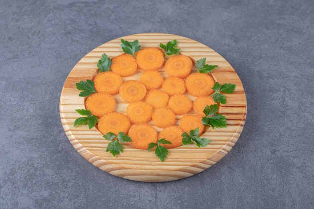 盘子一小块胡萝卜和青菜 放在大理石表面农作物胡萝卜美味