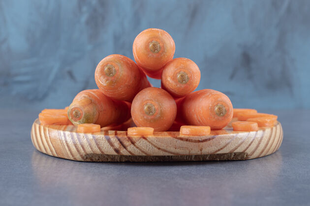 营养整个胡萝卜和切片在木板上 在大理石表面整个美味胡萝卜