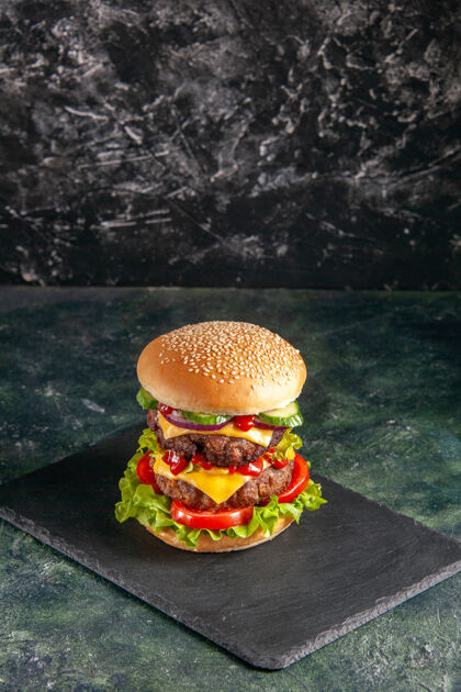 晚餐特写镜头美味的肉三明治与西红柿绿色的深色托盘上黑色的表面与自由空间午餐美味一餐