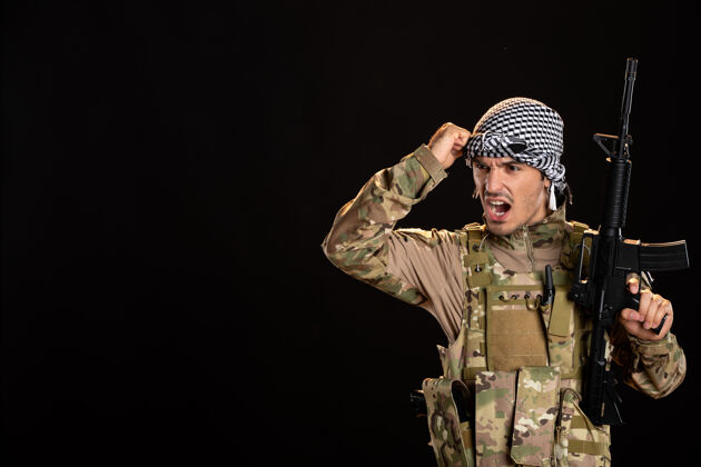 人身着迷彩服的巴勒斯坦士兵用机关枪在黑桌上坦克战巴勒斯坦帽子坦克时尚