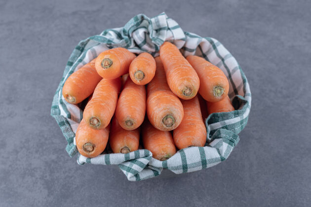 胡萝卜新鲜的胡萝卜放在碗里的毛巾上 放在大理石表面上生的农业农作物