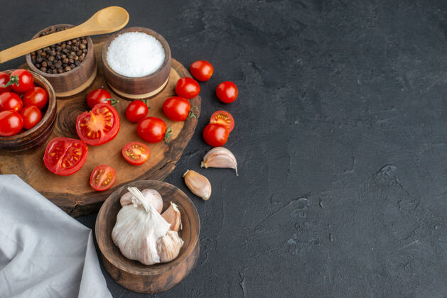 香料上图：新鲜的西红柿和香料放在木板上 白色的毛巾 黑色的大蒜素大蒜午餐蔬菜