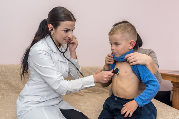 诊断女儿科医生在医院听男孩呼吸就诊检查年轻人