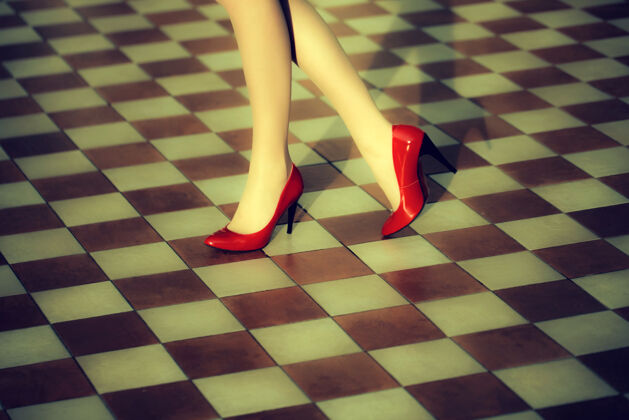 女人穿红色高跟鞋的女人腿漂亮的女人腿鞋美腿女性