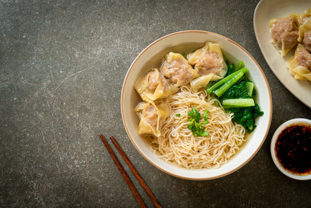 自制鸡蛋面配猪肉馄饨汤或猪肉饺子汤和蔬菜-亚洲风味文化汤Hong