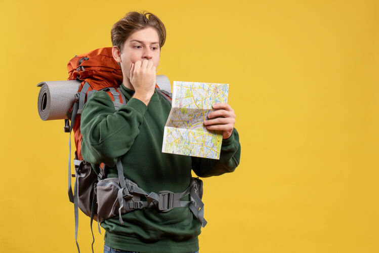 地图正面图年轻男子背着背包拿着地图持有旅游年轻男性