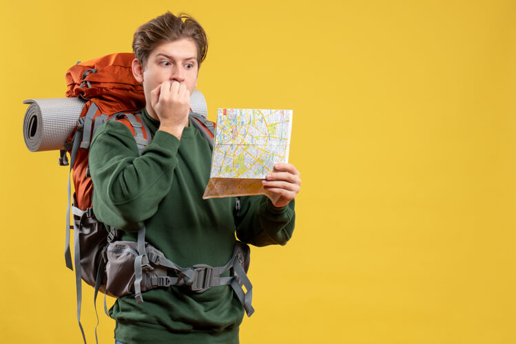 小伙子正面图年轻男子手持地图准备远足吓坏了自然旅游旅游