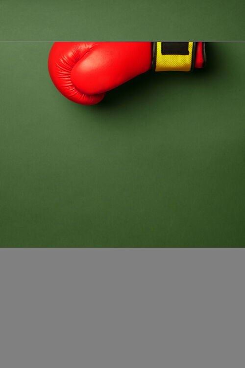 游戏明亮的红色和黄色拳击手套绿色工作室背景上隔离的专业运动设备运动概念 活动 运动 健活方式 健康现代色彩设备足球球