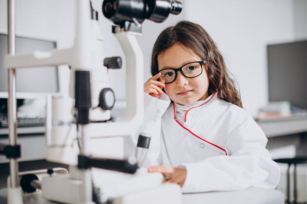 验光小女孩在眼科中心检查视力测量设备诊断