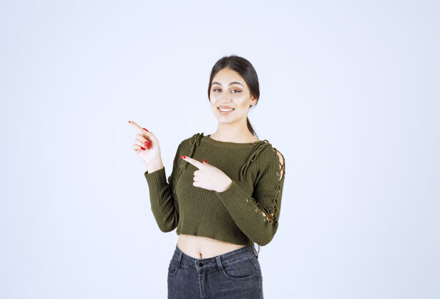 人一个年轻的女模特站在一边用食指指着的照片肖像手指手指