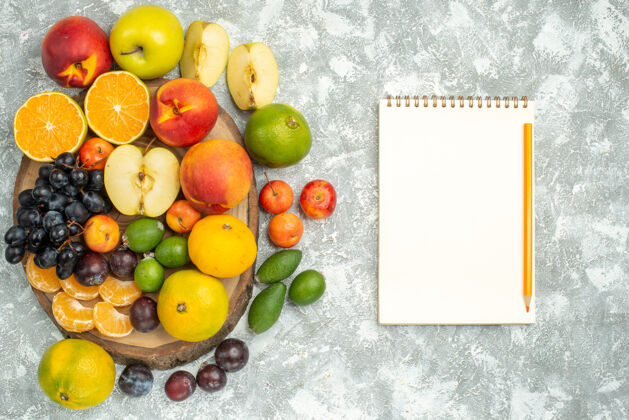 可食用水果顶视图不同的水果成分切片和整个新鲜水果上的白色背景树维生素成熟水果醇厚的颜色切片树食物