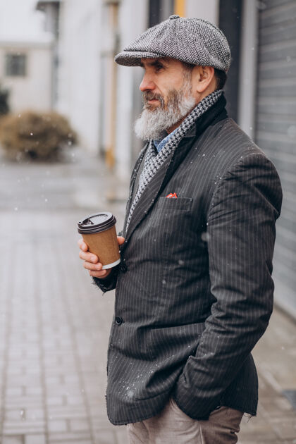 土耳其语高级帅哥在街外喝咖啡时尚城市咖啡