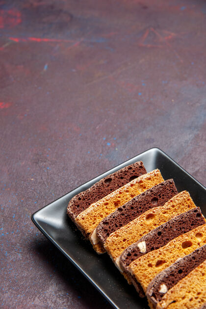 里面正面图美味的切片蛋糕 里面有坚果 蛋糕平底锅在黑暗的桌子上甜茶蛋糕糖饼干饼干饼干餐平底锅面包