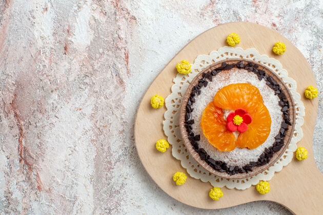 甜点俯瞰美味的蛋糕甜点与切片橘子白色背景水果蛋糕甜点饼干奶油健康水果美食