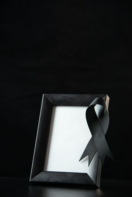 葬礼黑色相框的前视图相框黑暗空白