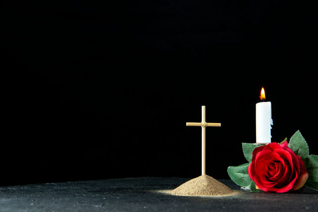 光黑色上有红花的小坟墓的正面图宗教夜红