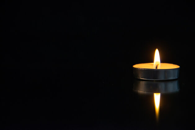 死亡黑色小蜡烛燃烧的正面图火蜡烛黑