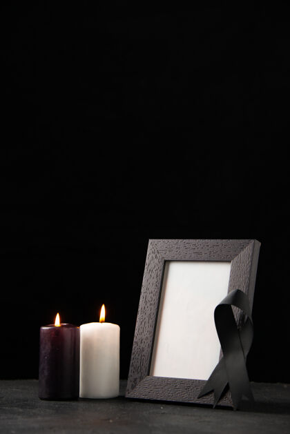燃烧黑色蜡烛相框的前视图蜡烛死亡夜