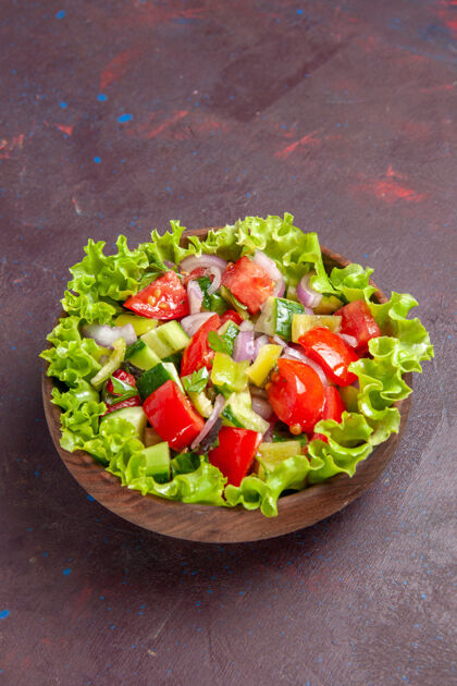 切片前视图美味的蔬菜沙拉切片食品与新鲜食材上的黑暗空间新鲜小吃健康