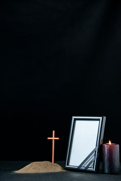 蜡烛带蜡烛和黑色相框的小坟墓正面图框架死亡黑暗
