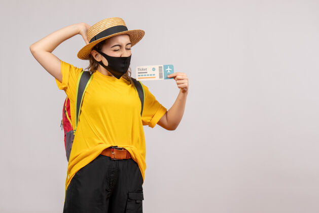 背包正面图背着背包拿着旅行票的年轻旅行者旅行者女人人