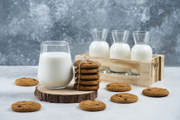 饼干在木板上放一杯牛奶和巧克力饼干面包房巧克力糕点