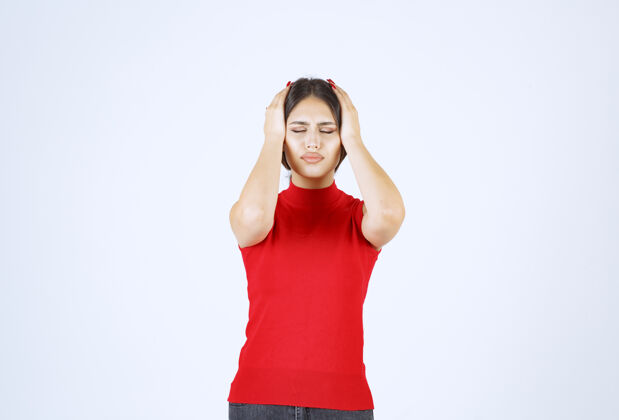 模特穿红衬衫的女孩头痛 双手抱着头痉挛疾病女人