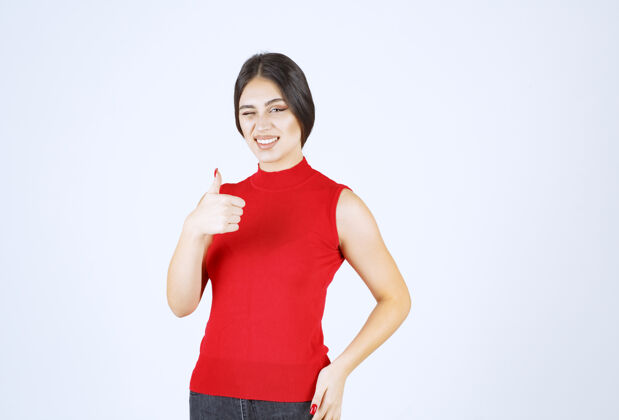 好穿红衬衫的女孩竖起大拇指女人成功服装