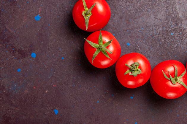 封闭顶近看新鲜的红色西红柿在黑暗的空间里盘旋新鲜红西红柿维管植物蔬菜