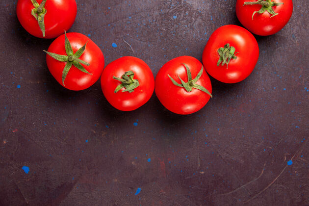 维管植物顶近看新鲜的红色西红柿在黑暗的空间里盘旋西红柿健康草本