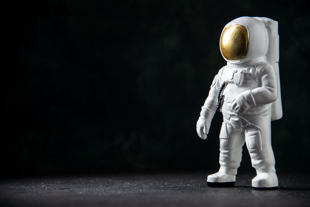 运动黑色的小太空人玩具的前视图男性星球竞赛