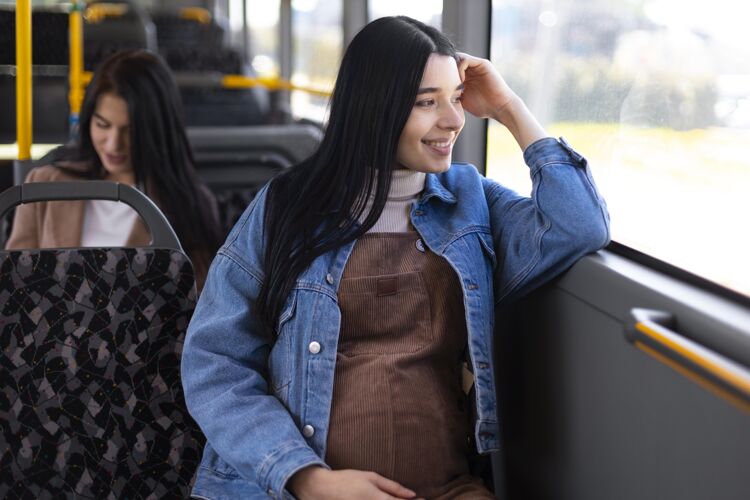 旅行中枪笑脸女人旅行中镜头旅行公共汽车